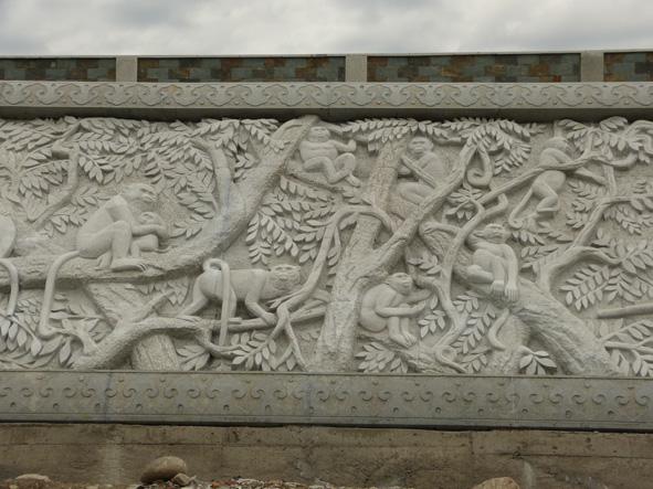 雅安大新坝浮雕 《野生动物的天堂——金丝猴》局部